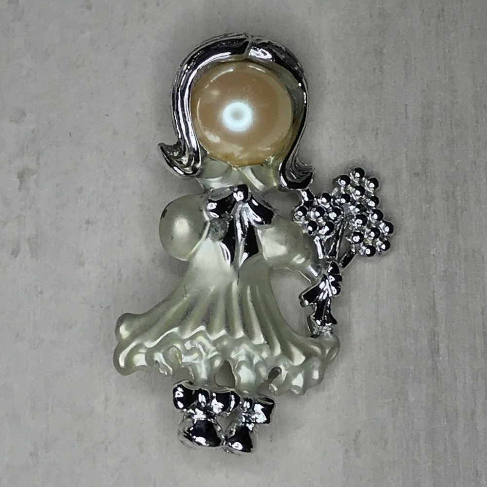 girl flower brooch faux pearl face white dress